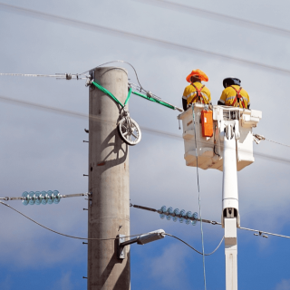 workers-fixing-faulty-power-lines